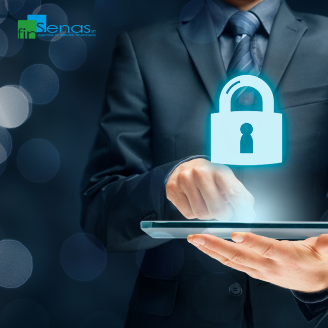 Sicurezza informatica nelle PMI come proteggere dati e attività aziendale Persona in abito professionale utilizza un tablet con un simbolo di lucchetto digitale che rappresenta la sicurezza informatica.