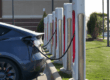 Auto elettrica collegata a una colonnina di ricarica, rappresentativa del bonus per l’installazione di stazioni di ricarica elettrica domestiche nel 2026.