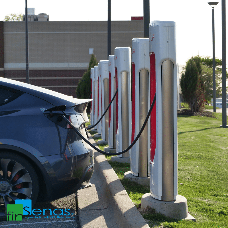 Bonus colonnine domestiche 2026 fino all’80% di contributo per installare una stazione di ricarica elettrica Auto elettrica collegata a una colonnina di ricarica, rappresentativa del bonus per l’installazione di stazioni di ricarica elettrica domestiche nel 2026.