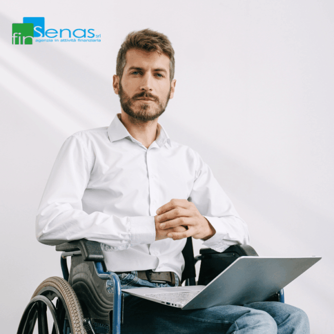 Cessione del quinto e Legge 104 si può richiedere il finanziamento Uomo con disabilità in carrozzina che utilizza un computer portatile, rappresentativo della possibilità di richiedere la Cessione del Quinto anche per persone con Legge 104.