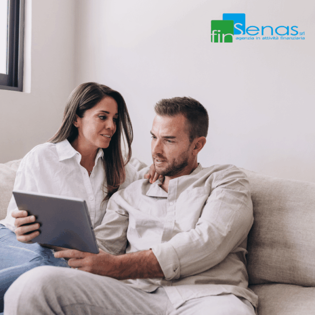Consolidamento debiti unire più finanziamenti in un’unica rata e ritrovare equilibrio Coppia adulta seduta sul divano mentre consulta un tablet, rappresentativa della valutazione di una soluzione di consolidamento debiti per riunire più finanziamenti in un’unica rata.