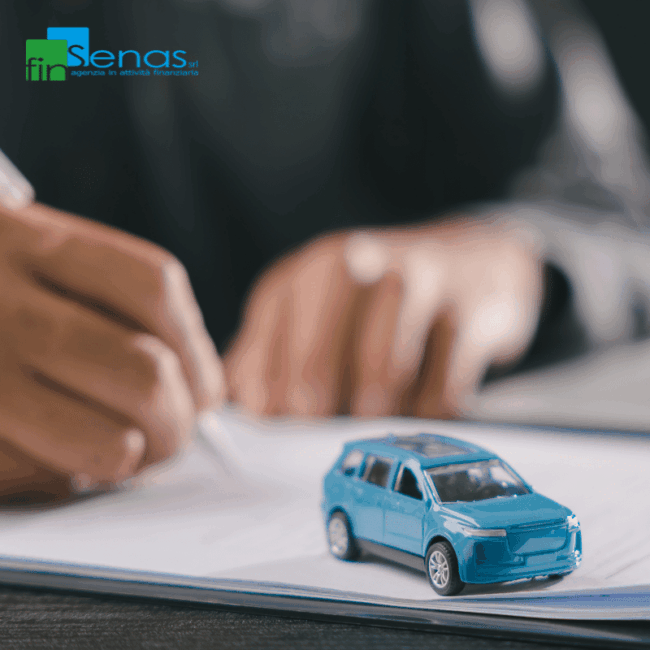 Credito al consumo cos’è e quali soluzioni offre per finanziare i tuoi progetti Modellino di un’automobile appoggiato su documenti mentre una persona compila una pratica, rappresentativo del credito al consumo per finanziare l’acquisto di beni e servizi.