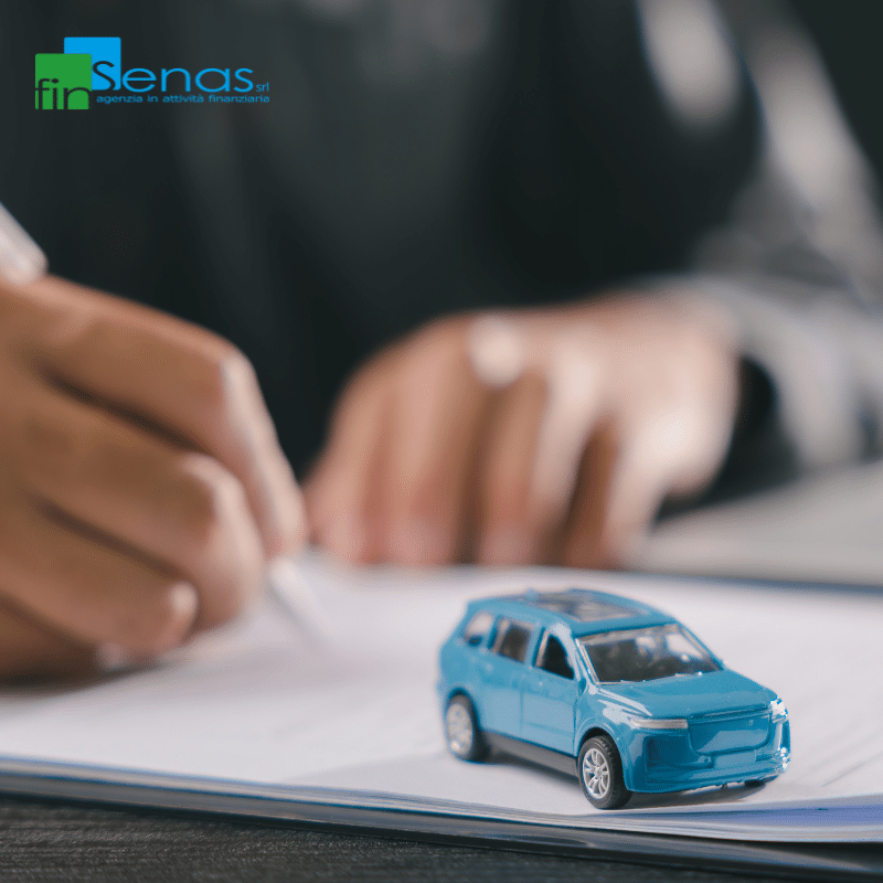 Credito al consumo cos’è e quali soluzioni offre per finanziare i tuoi progetti Modellino di un’automobile appoggiato su documenti mentre una persona compila una pratica, rappresentativo del credito al consumo per finanziare l’acquisto di beni e servizi.