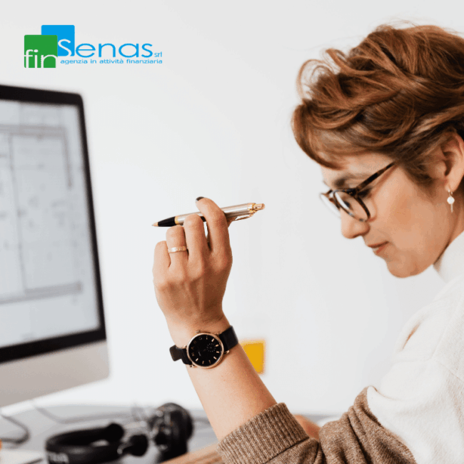 I vantaggi della Cessione del Quinto una soluzione di credito semplice, sicura e trasparente Professionista al computer con una penna in mano, rappresentativa di una persona che valuta con attenzione le condizioni e i vantaggi della Cessione del Quinto.