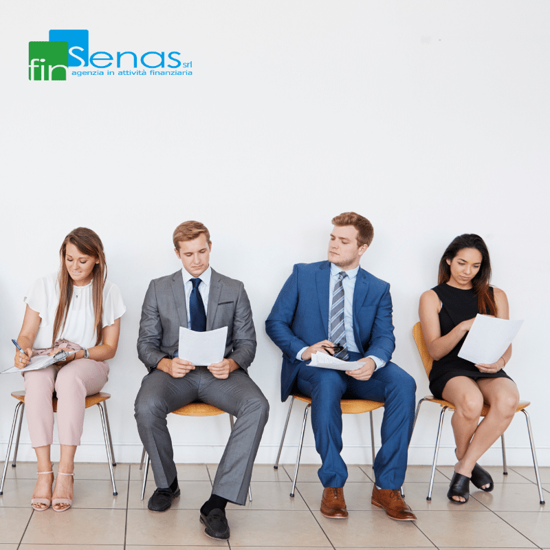 Le aziende cercano personale ma non lo trovano ecco perché Quattro candidati seduti in attesa di un colloquio di lavoro mentre consultano curriculum e documenti, rappresentativi delle difficoltà delle aziende nel trovare personale adeguato.