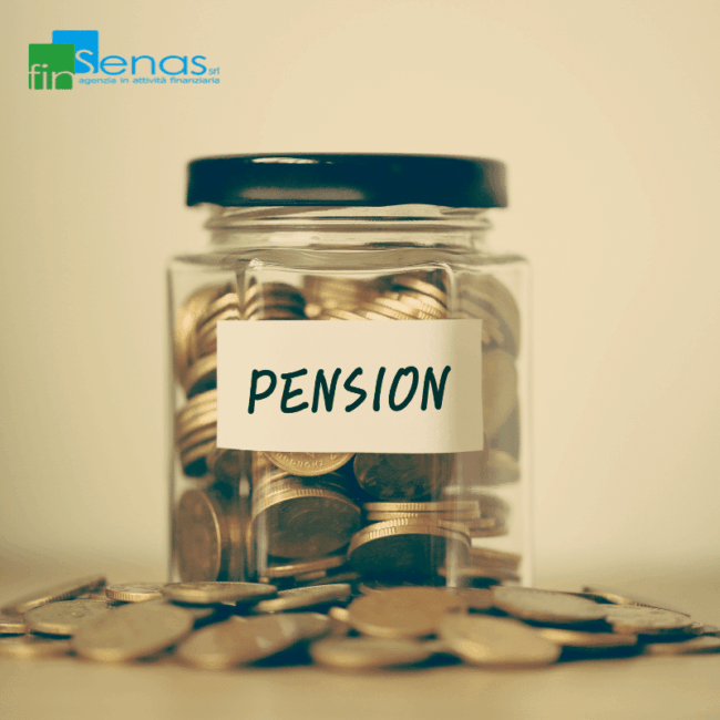 Pensione come cambia il bilancio familiare e cosa bisogna ripensare Barattolo pieno di monete con la scritta “Pension”, rappresentativo della pensione e della necessità di riorganizzare il bilancio familiare dopo il pensionamento.