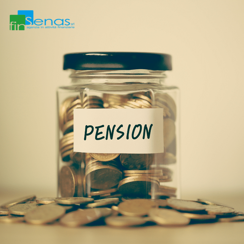 Pensione come cambia il bilancio familiare e cosa bisogna ripensare Barattolo pieno di monete con la scritta “Pension”, rappresentativo della pensione e della necessità di riorganizzare il bilancio familiare dopo il pensionamento.
