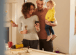 Famiglia impegnata nei lavori di ristrutturazione della propria casa mentre consulta informazioni sullo smartphone.