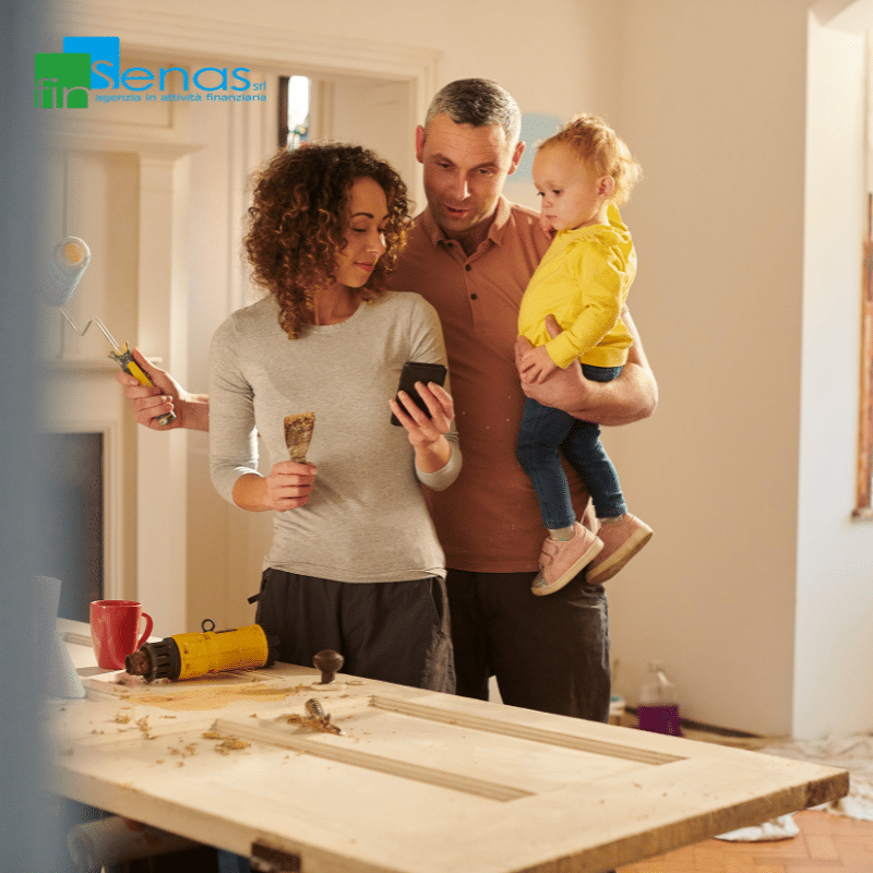 Prestito ristrutturazione casa come ottenere liquidità per rinnovare il tuo immobile Famiglia impegnata nei lavori di ristrutturazione della propria casa mentre consulta informazioni sullo smartphone.