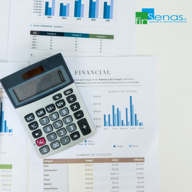 Mutuo chirografario cos’è, come funziona e quando può essere utile a un’impresa Calcolatrice appoggiata su documenti finanziari con grafici e tabelle, rappresentativa della valutazione economica di un finanziamento aziendale.